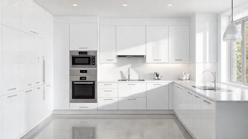 Cozinha moderna e minimalista com design integrado, ilustrando os benefícios de estética e otimização de espaço.