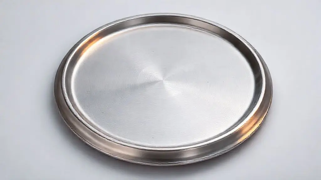 Foto profissional de estúdio de uma chapa de alumínio fundido para fogão a lenha, destacando a textura e a durabilidade do material.