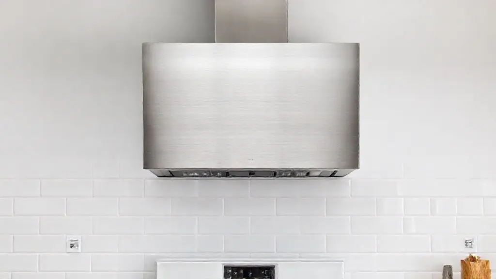 Depurador de ar moderno de aço inoxidável instalado em cozinha minimalista, pronto para filtrar fumaça e odores de cozimento.