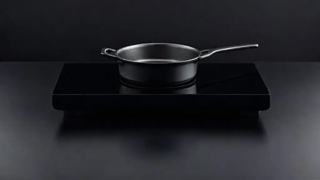 Cooktop de indução portátil de 1 boca, preto e moderno, em superfície reflexiva, destacando o design minimalista e a tecnologia.