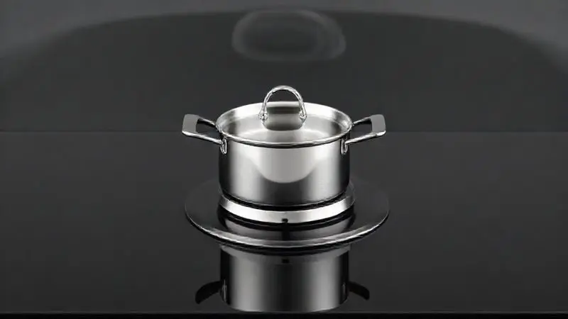 Render 3D conceitual de mesa de vidro temperado de fogão com pote sobre o queimador, simbolizando durabilidade e resistência a danos.